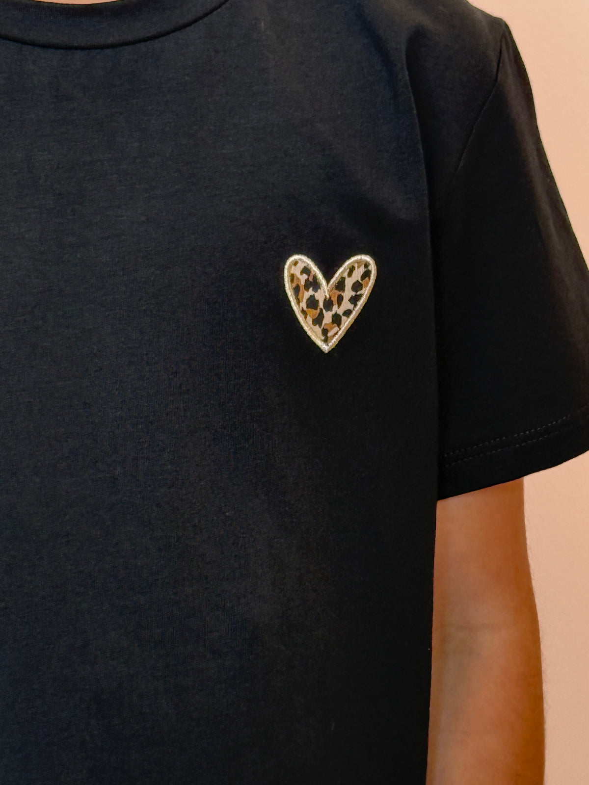 t-shirt noir coeur leopard