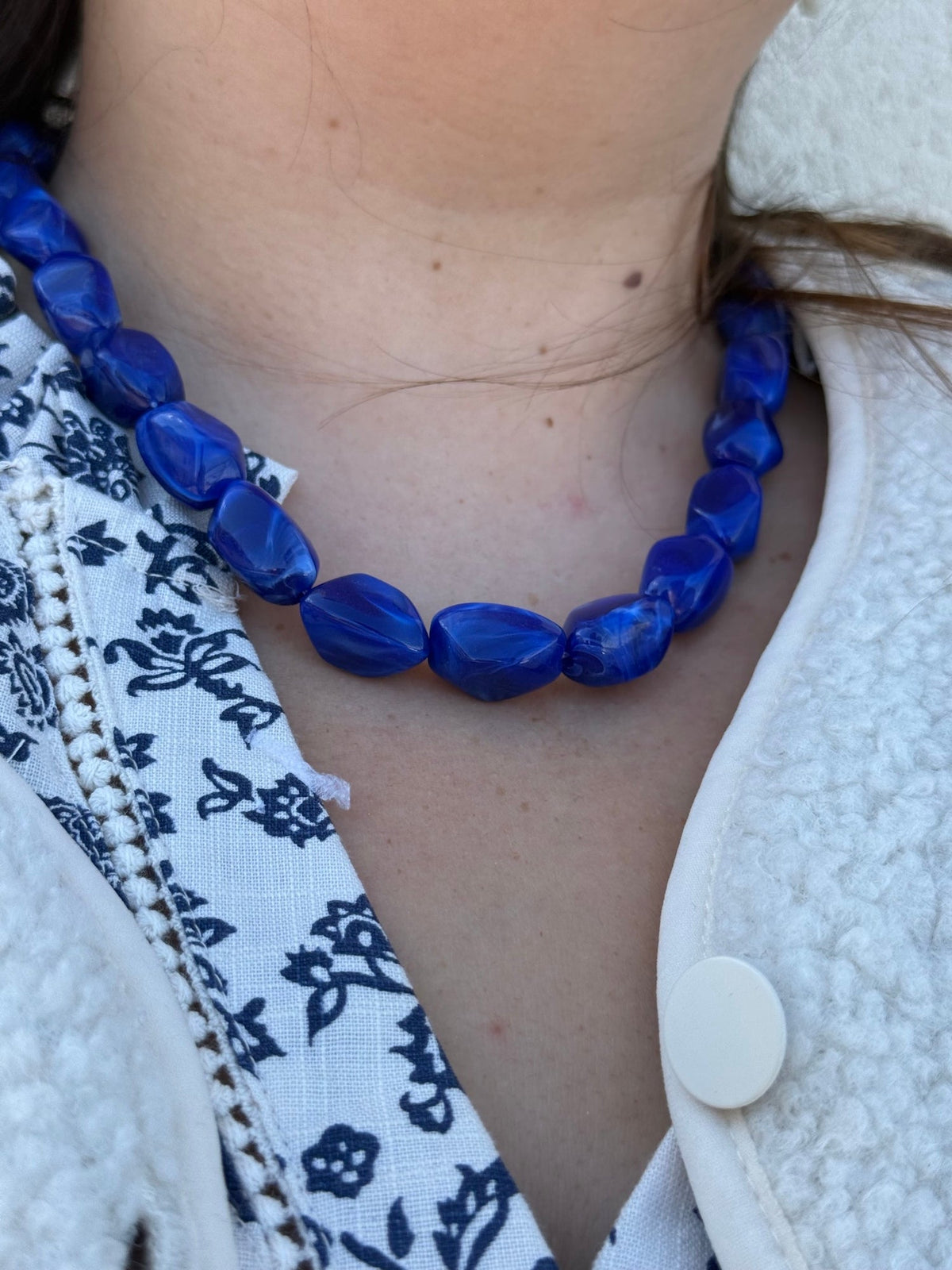 Collier bleu roi porté – vue 1