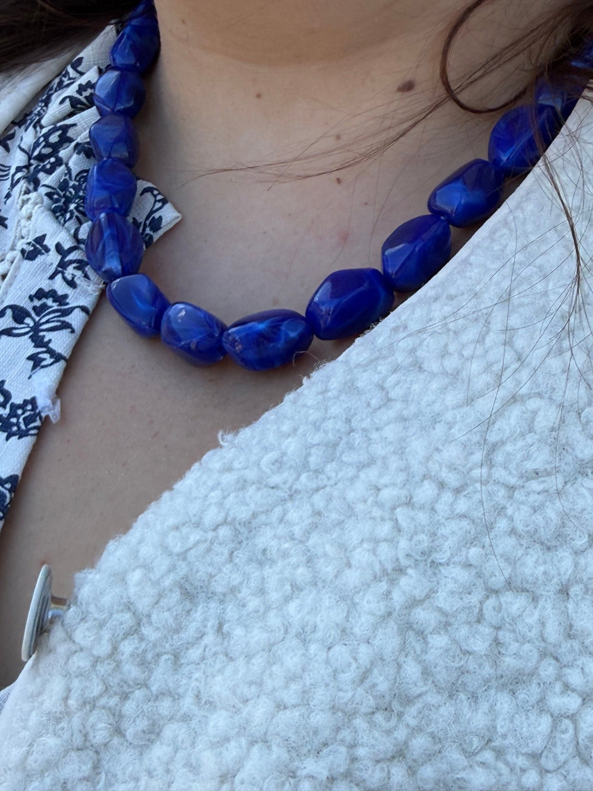 Collier bleu roi porté – vue 2