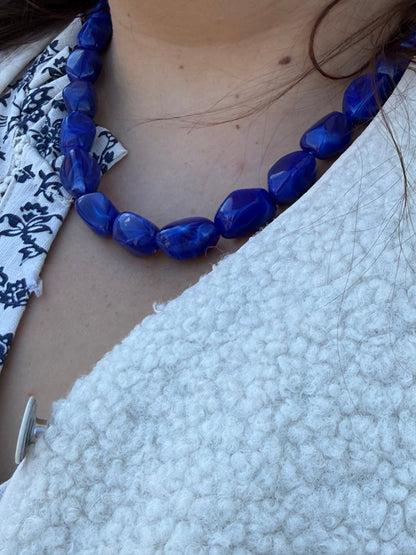 Collier bleu roi porté – vue 2