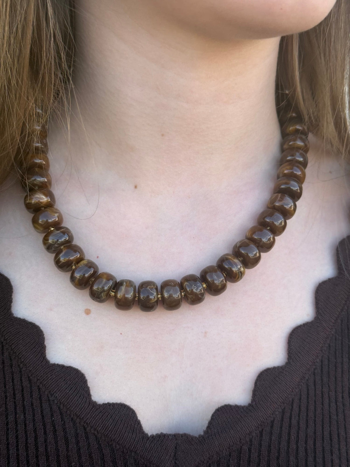 Collier chocolat porté – vue 1