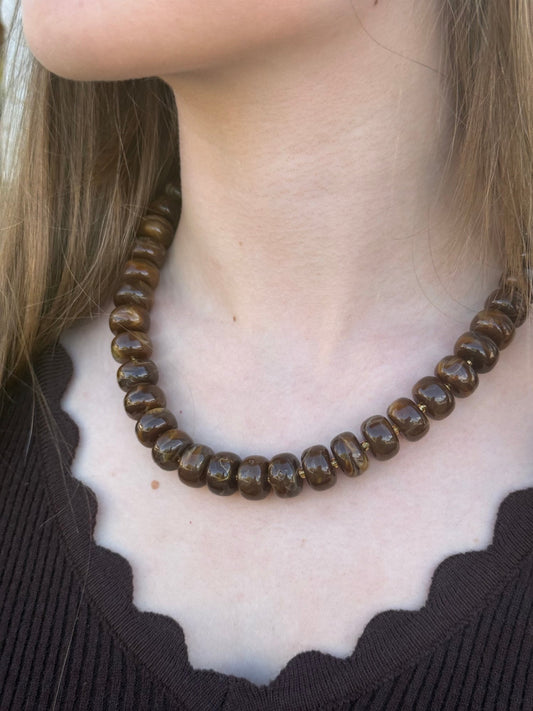 Collier chocolat porté – vue 2
