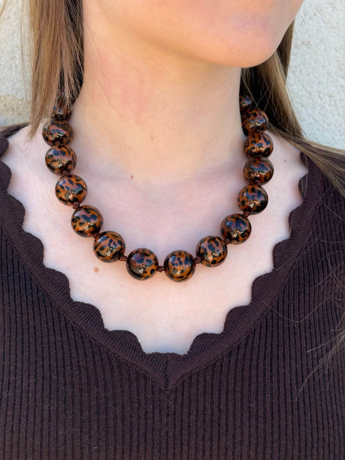 Collier léopard porté – vue 1