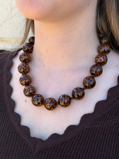Collier léopard porté – vue 2
