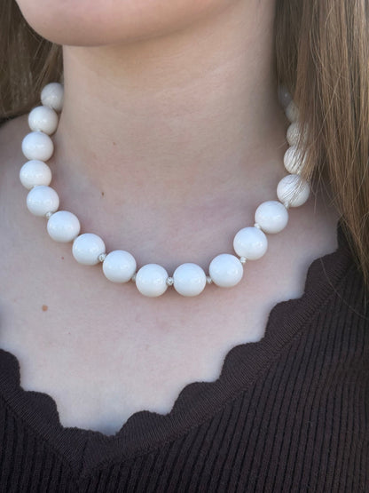 Collier perles blanches porté – vue 1
