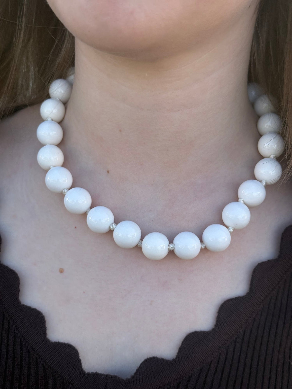 Collier perles blanches porté – vue 2