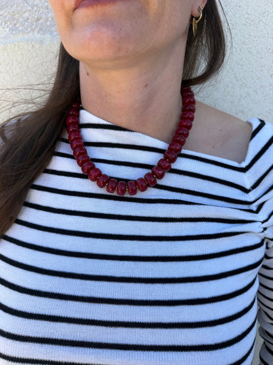 Collier perles bordeaux porté – vue 1