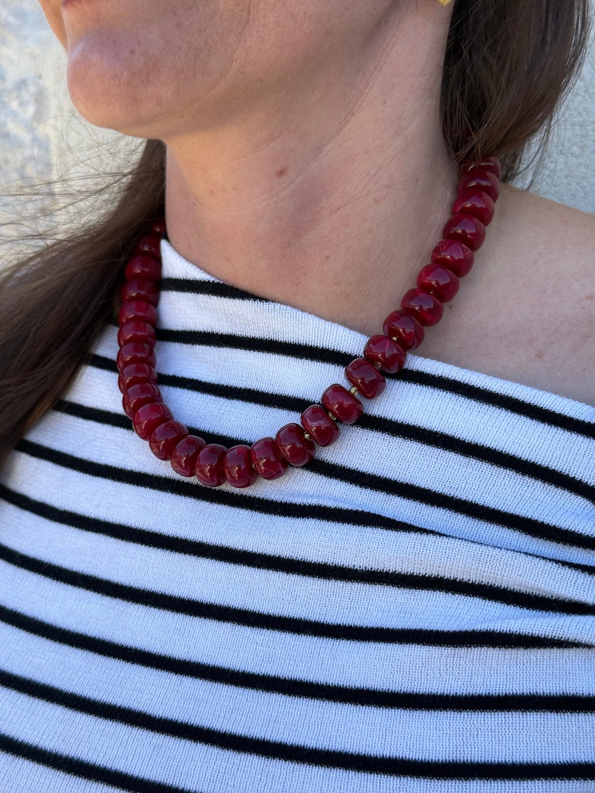 Collier perles bordeaux porté – vue 2