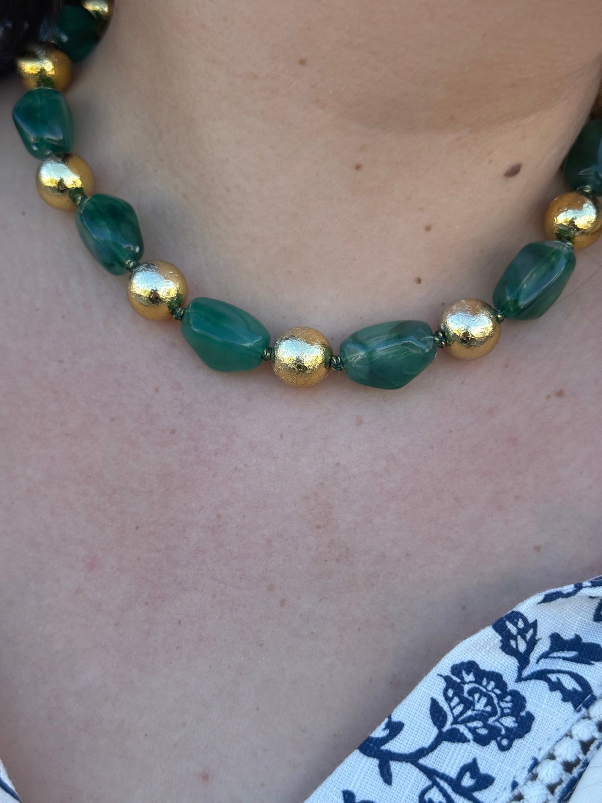 Collier vert jade et doré porté – vue 1