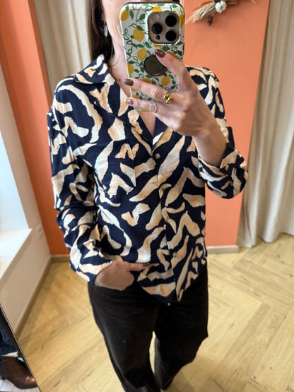 Chemise marine et crème