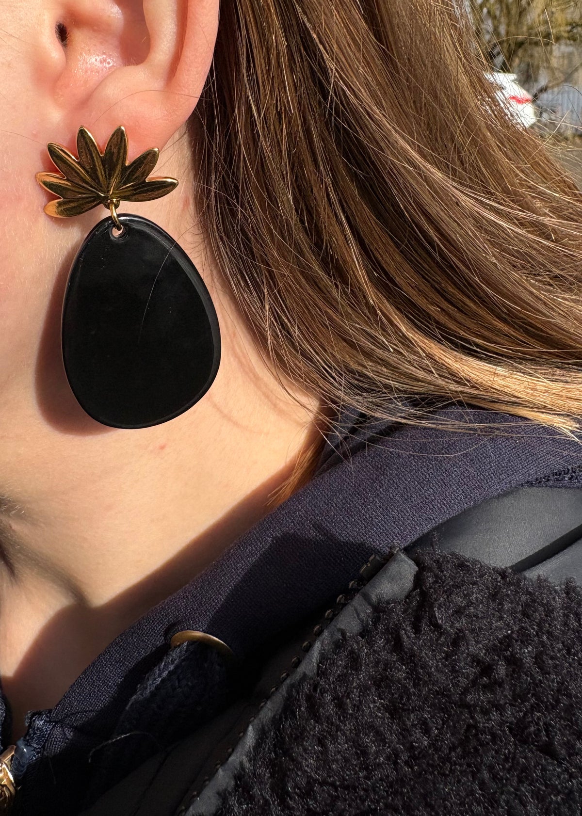 Boucles d’oreilles noires et dorées