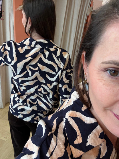 Chemise marine et crème