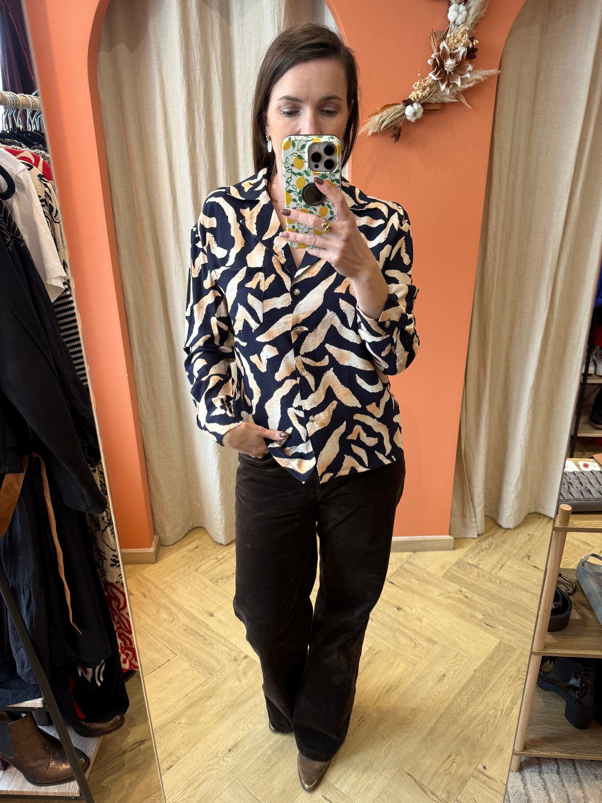 Chemise marine et crème